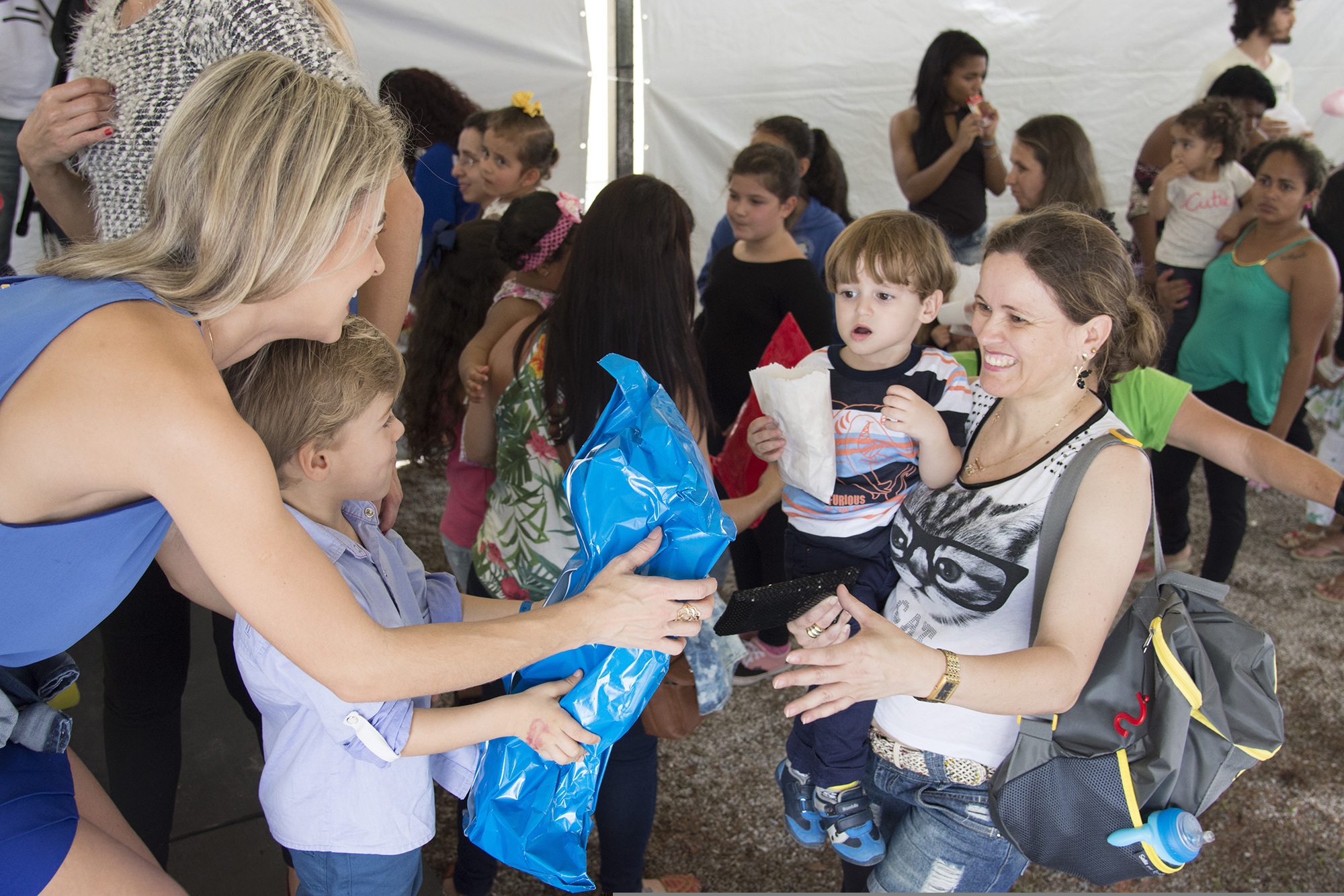 Voluntarios reunidos em uma ação comunitaria ao ar livre